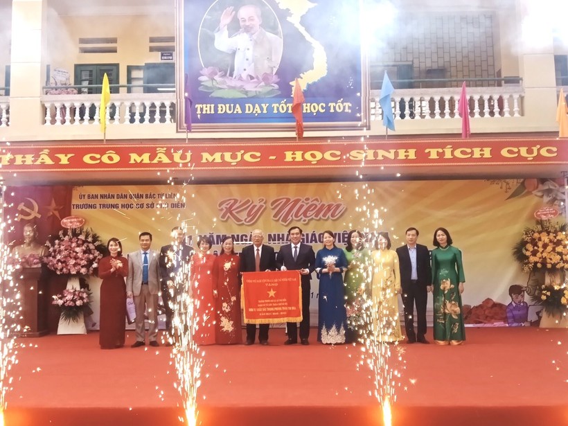 Đại diện Trường THCS Phú Diễn đón nhận Cờ thi đua của Chính phủ từ lãnh đạo UBND quận Bắc Từ Liêm tại lễ kỷ niệm. 