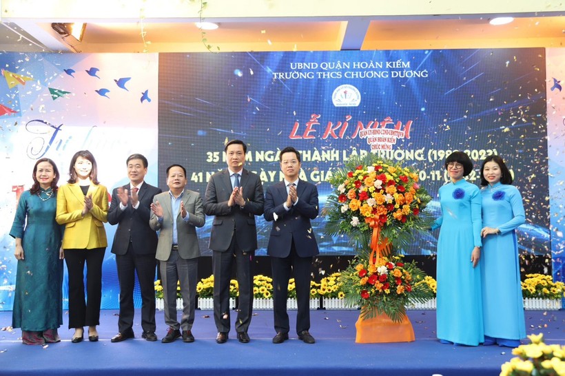 Ban Thường vụ Quận ủy Hoàn Kiếm tặng hoa chúc mừng Trường THCS Chương Dương nhân dịp 35 năm ngày thành lập. 