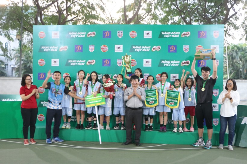 Ban tổ chức trao giải Nhất cùng Cúp vô địch, cờ lưu niệm cho đội bóng nữ Trường Tiểu học Vinschool Smart City. 