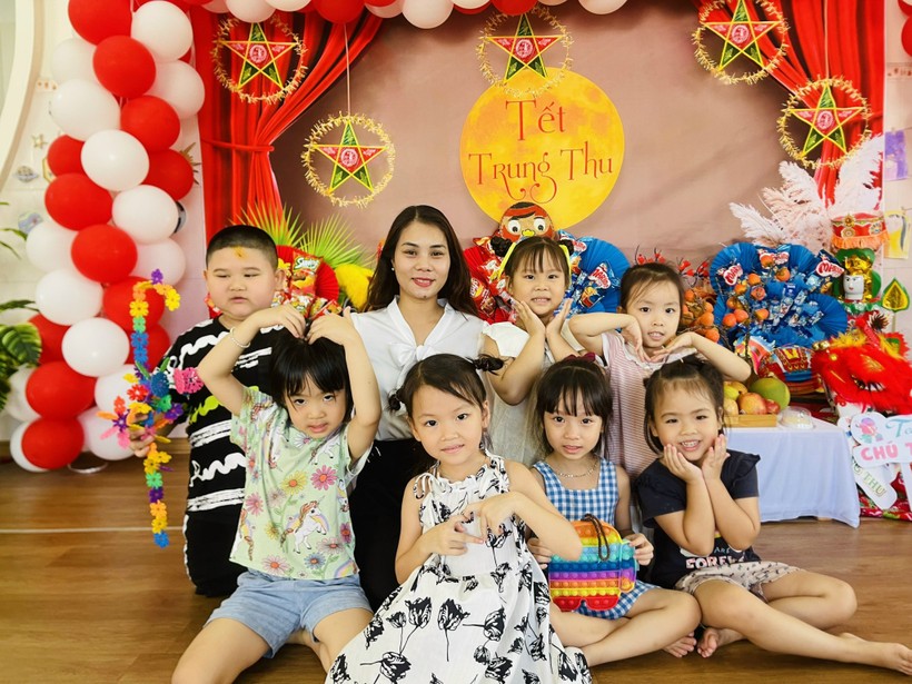 Cô Nguyễn Thị Thu Hà cùng các bé tại Trường Mầm non Yên Sở (Hoài Đức, Hà Nội) trong một hoạt động chào đón Tết Trung thu.