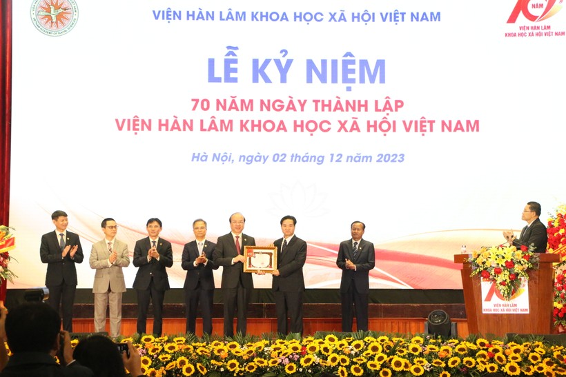 Nhân dịp kỷ niệm 70 năm ngày thành lập, Viện Hàn lâm Khoa học Xã hội Việt Nam được đón nhận Huân chương Hữu nghị của Nhà nước Cộng hòa Dân chủ Nhân dân Lào trao tặng. 