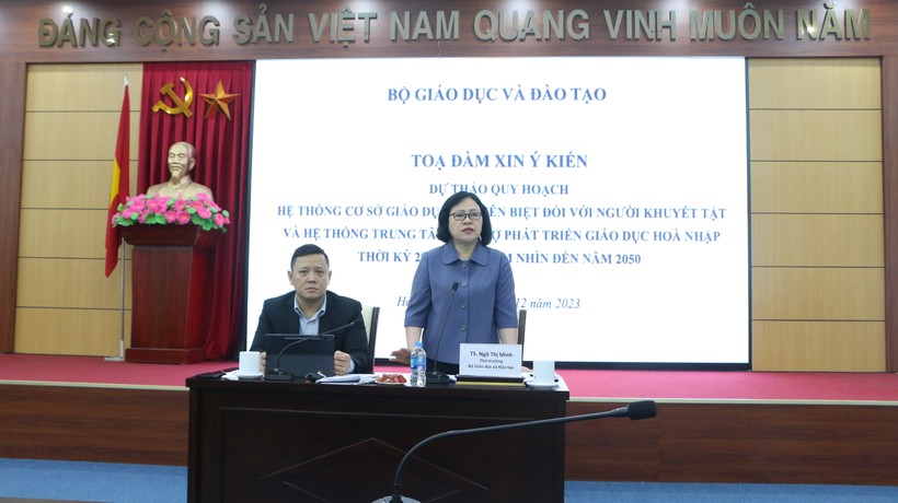 Thứ trưởng Bộ GD&ĐT Ngô Thị Minh và Viện trưởng Viện KHGD Việt Nam Lê Anh Vinh đồng chủ trì Tọa đàm. 