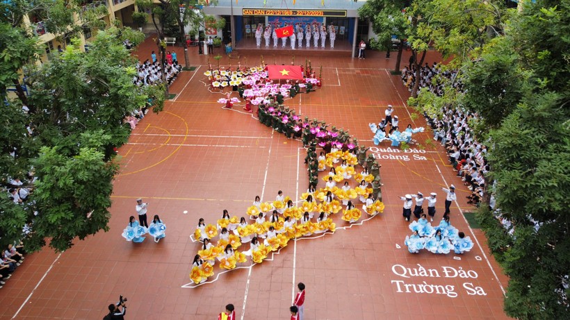 Học sinh xếp đội hình thành hình bản đồ đất nước Việt Nam kèm các quần đảo Hoàng Sa, Trường Sa, Phú Quốc.
