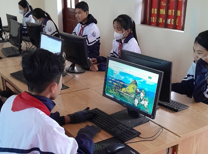 Học sinh Trường THCS Hải Cường tích cực tham gia cuộc thi trực tuyến “Tìm hiểu Luật Biên phòng Việt Nam”.