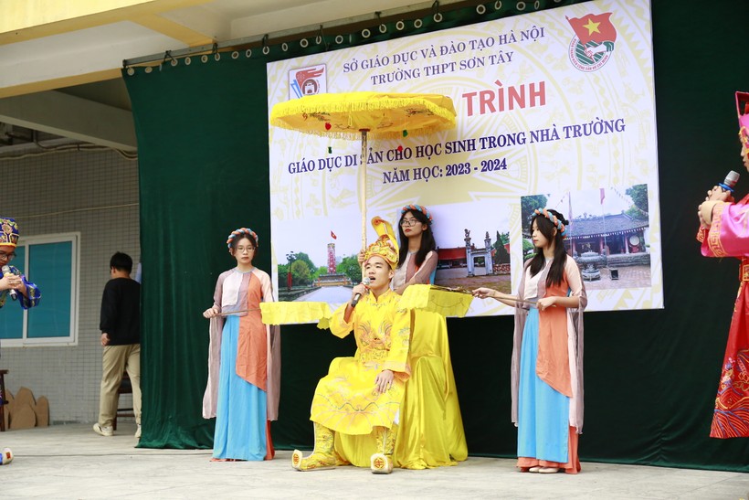 Vở kịch của học sinh lớp 11 chuyên Sử Trường THPT Sơn Tây tái hiện cảnh vua Minh Mạng quyết định cho xây Thành Sơn Tây năm 1822. 