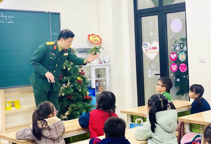Đại tá Mai Ngọc Anh đang công tác tại Học viện Kỹ thuật Quân sự - phụ huynh của Trường Tiểu học Đống Đa tới giao lưu với học sinh của trường.