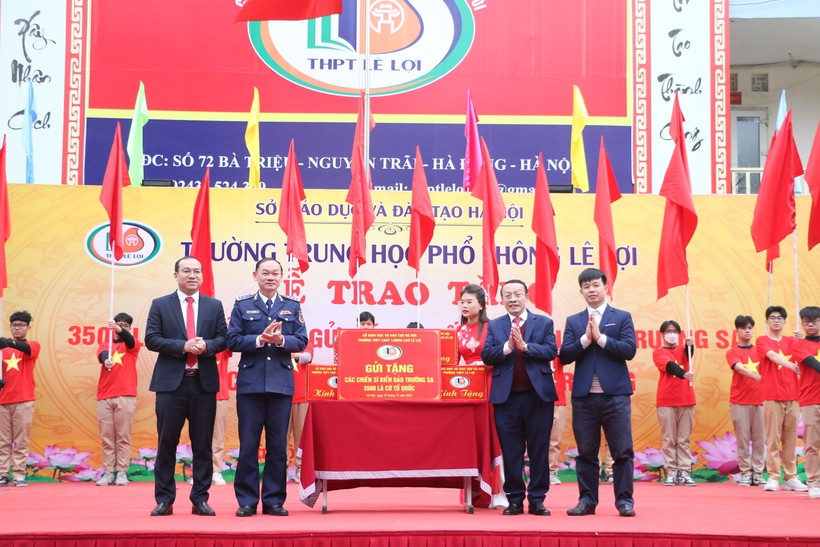 Trường THPT Lê Lợi trao tặng 3.500 lá cờ Tổ quốc cho đại diện Bộ Tư lệnh Cảnh sát Biển Việt Nam.