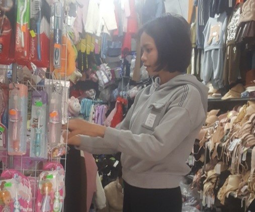 Cô Chu Thị Thanh Thủy - nhân viên nuôi dưỡng tại huyện Ba Vì phải tranh thủ đi bán quần áo thuê để có thêm tiền trang trải cuộc sống. Ảnh: NVCC.