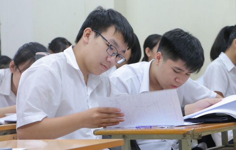 Ngoài các kiến thức trên trường lớp, học sinh cần được trang bị các kiến thức thực tế ngoài xã hội để làm tốt bài thi tốt nghiệp THPT từ năm 2025. Ảnh minh họa: Khôi Nguyên.