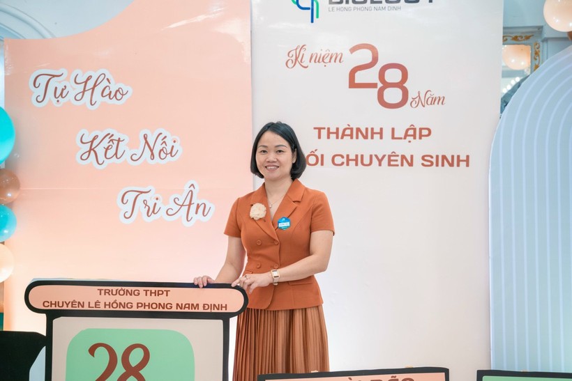 TS Trần Thị Thanh Xuân, Tổ trưởng Tổ Sinh học - Công nghệ của Trường THPT chuyên Lê Hồng Phong là 1 trong 3 nhà giáo của tỉnh Nam Định được phong tặng danh hiệu "Nhà giáo Ưu tú" năm 2023. Ảnh: Nhà trường cung cấp. 
