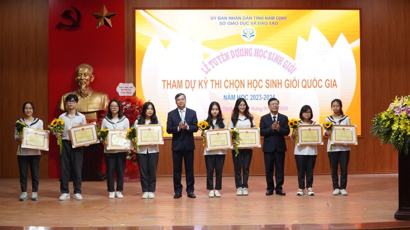 Lãnh đạo tỉnh Nam Định khen thưởng và động viên tinh thần cho các em học sinh xuất sắc tham dự kỳ thi HSG quốc gia năm học 2023-2024. 