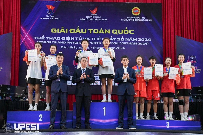 Ông Nguyễn Xuân Cường (phải) - Chủ tịch Hội Thể thao điện tử giải trí Việt Nam và ban tổ chức trao giải cho các VĐV thi môn Phygital TEQBALL (Thi đấu kết hợp bộ môn Bóng bàn điện tử và môn TEQBALL). 