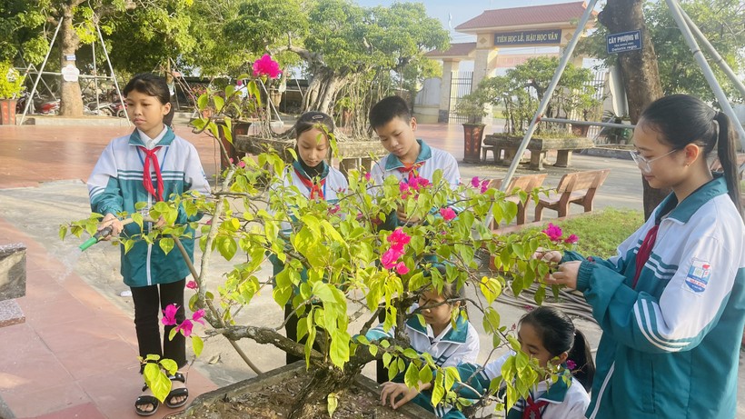 Học sinh tự tay chăm sóc từng chậu hoa, gốc cây trong khuôn viên Trường THCS Hải Xuân.