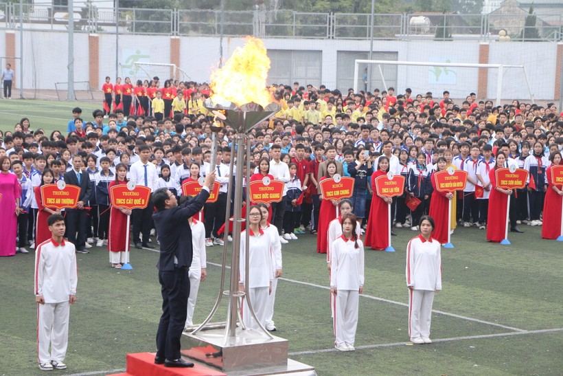 Chủ tịch UBND huyện Hoài Đức Nguyễn Hoàng Trường thắp lên ngọn lửa truyền thống tại Hội khỏe Phù Đổng năm 2024.