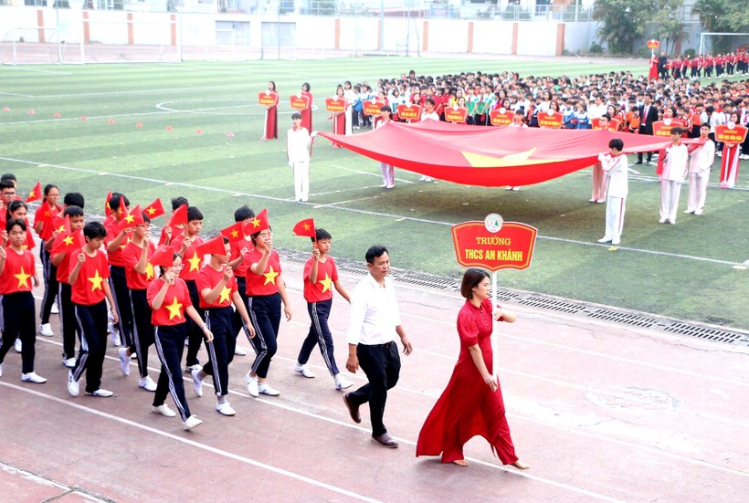 Các đoàn vận động viên tới từ các trường từ Tiểu học đến THPT diễu hành qua lễ đài.