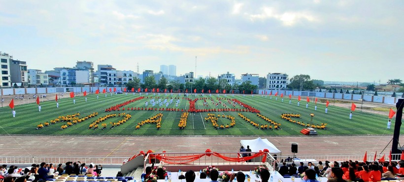 Màn đồng diễn kết hợp xếp chữ của gần 500 em học sinh Trường THCS An Khánh là điểm nhấn đặc biệt tại buổi lễ.