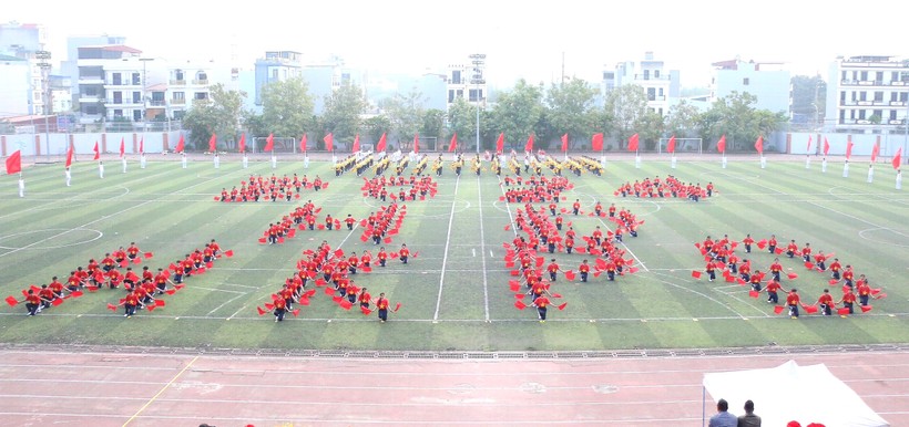 Học sinh xếp chữ chào mừng khai mạc Hội khỏe Phù Đổng huyện Hoài Đức năm 2024.