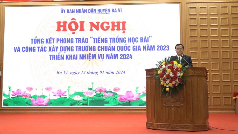 Ông Đỗ Mạnh Hưng – Phó Bí thư Huyện ủy, Chủ tịch UBND huyện Ba Vì phát biểu tại hội nghị.