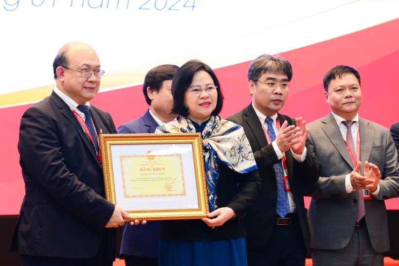 Thứ trưởng Ngô Thị Minh trao tặng Bằng khen của Bộ trưởng Bộ GD&ĐT cho ĐH Bách khoa Hà Nội. 