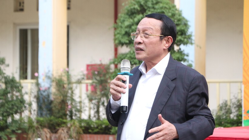 Thầy Hiệu trưởng Lê Xuân Trung trả lời những thắc mắc ở các lĩnh vực của học sinh.