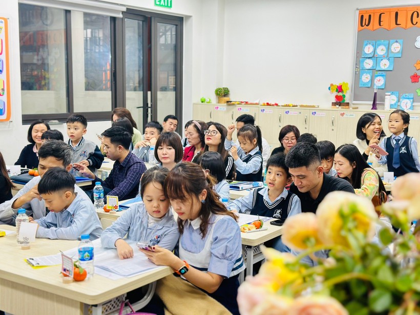Buổi họp phụ huynh tại Trường Tiểu học Đô thị Sài Đồng có sự đồng hành của bố mẹ và các em học sinh.
