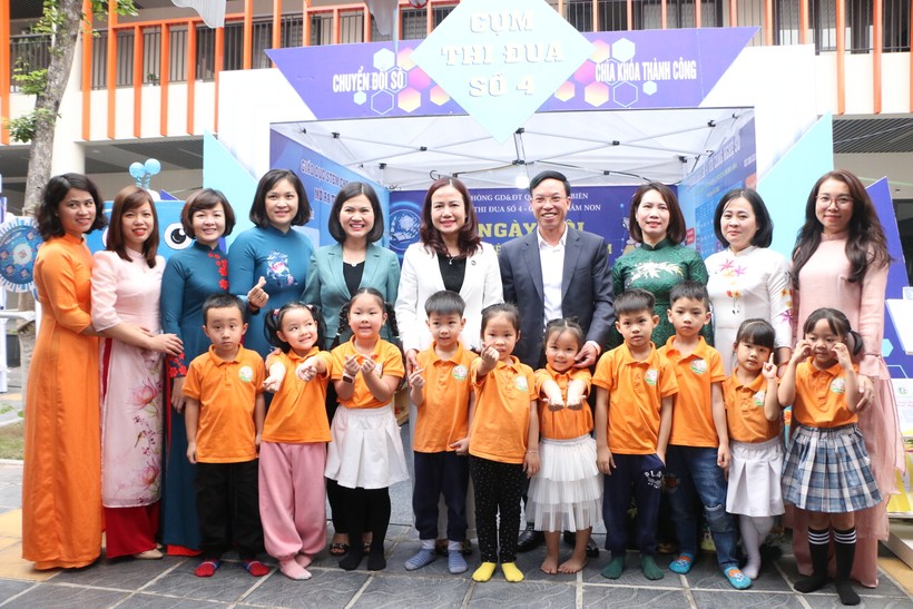 Các đại biểu chụp ảnh lưu niệm tại gian hàng cụm thi đua số 4 ngành Giáo dục quận Long Biên.