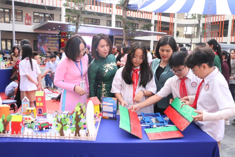 Ngày hội CNTT và STEM năm 2024 quận Long Biên thu hút sự tham gia hào hứng của thầy trò các nhà trường. 