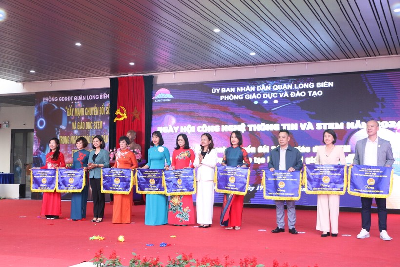 Đại diện 9 cụm thi đua tham gia Ngày hội CNTT và STEM quận Long Biên năm 2024 nhận cờ lưu niệm từ ban tổ chức.