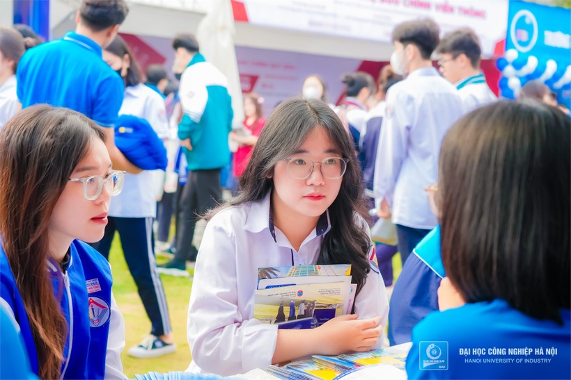 Thí sinh tới nghe tư vấn tuyển sinh của Trường ĐH Công nghiệp Hà Nội tại Ngày hội tư vấn tuyển sinh, hướng nghiệp năm 2024 ở Nam Định.