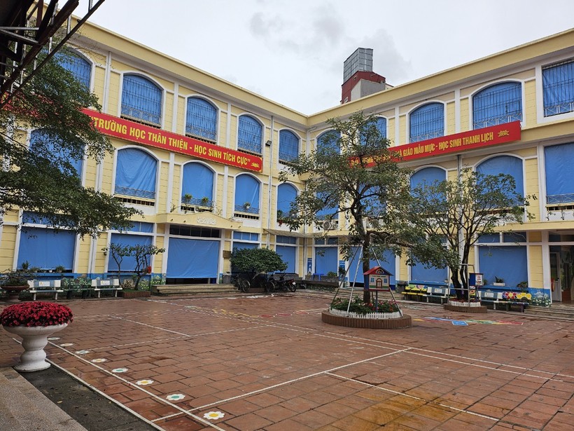 Trường Tiểu học Văn Khê được trang bị hệ thống mành rèm chắn gió ở hành lang các tầng.