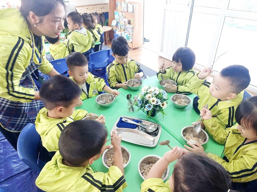 Trẻ ăn trưa với đầy đủ dinh dưỡng và định lượng.