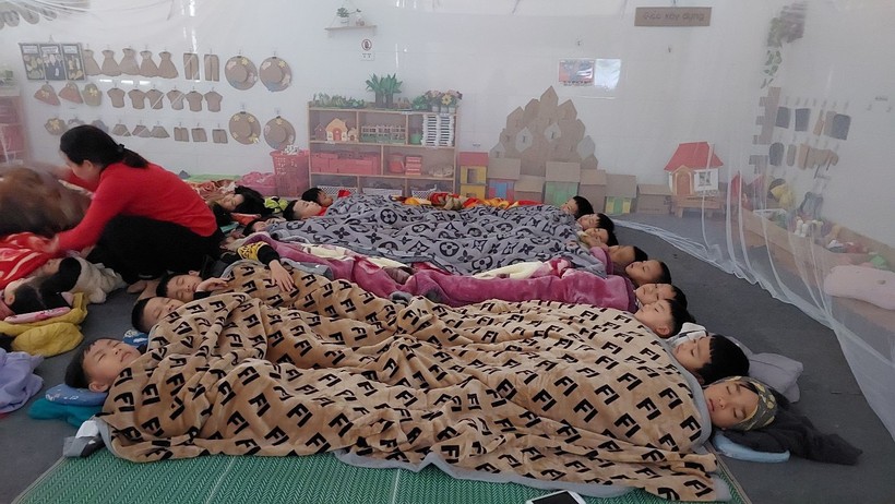 Trẻ ngủ trưa với đầy đủ chăn ấm, chiếu và thảm trải sàn tại Trường Mầm non An Khánh B.