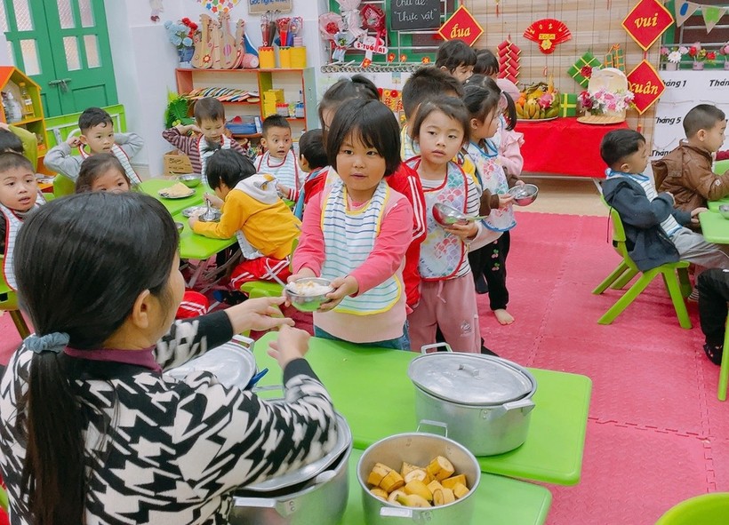 Trẻ trong giờ ăn trưa tại Trường Mầm non Hải trung, Hải Hậu, Nam Định. 