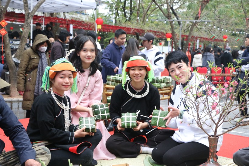 Học sinh vùng cao Hà Giang rất hào hứng khi được trải nghiệm gói bánh chưng Tết tại Trường Lương Thế Vinh, Cầu Giấy, Hà Nội.