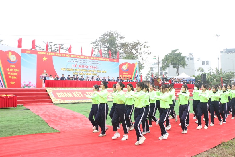 Các vận động viên tham gia diễu hành qua lễ đài của Ban tổ chức.