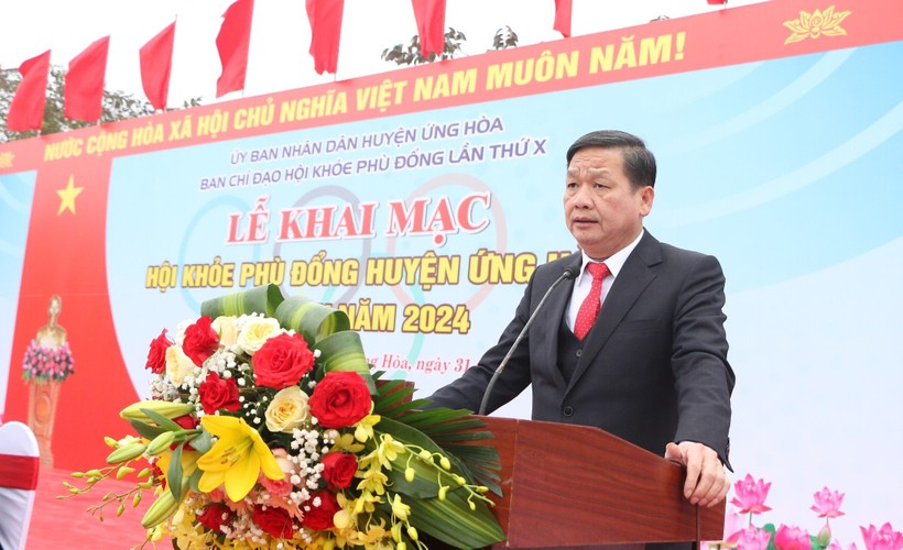 Ông Ngô Tiến Hoàng - Phó Chủ tịch UBND huyện, Trưởng Ban chỉ đạo Hội khỏe Phù Đổng lần thứ X huyện Ứng Hòa phát biểu khai mạc.