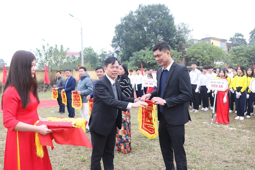 Ông Nguyễn Đức Thắng - Trưởng Phòng GD&amp;ĐT huyện Ứng Hòa thay mặt ban tổ chức tặng cờ lưu niệm cho các đơn vị tham gia Hội khỏe Phù Đổng lần thứ X năm 2024.