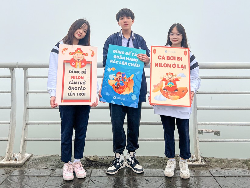 Những biển hiệu mang thông điệp về bảo vệ môi trường được các em mang theo để tuyên truyền tới người dân khi đi thả cá.