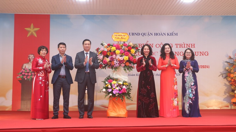 Lãnh đạo Thành phố Hà Nội và quận Hoàn Kiếm tặng hoa chúc mừng nhà trường.