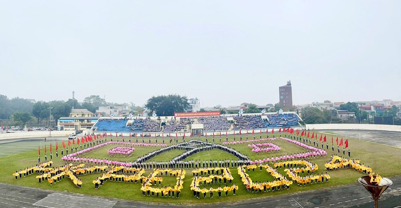 Đội hình đồng diễn nghệ thuật của thị xã Sơn Tây tại lễ khai mạc Hội khỏe Phù Đổng năm 2024.