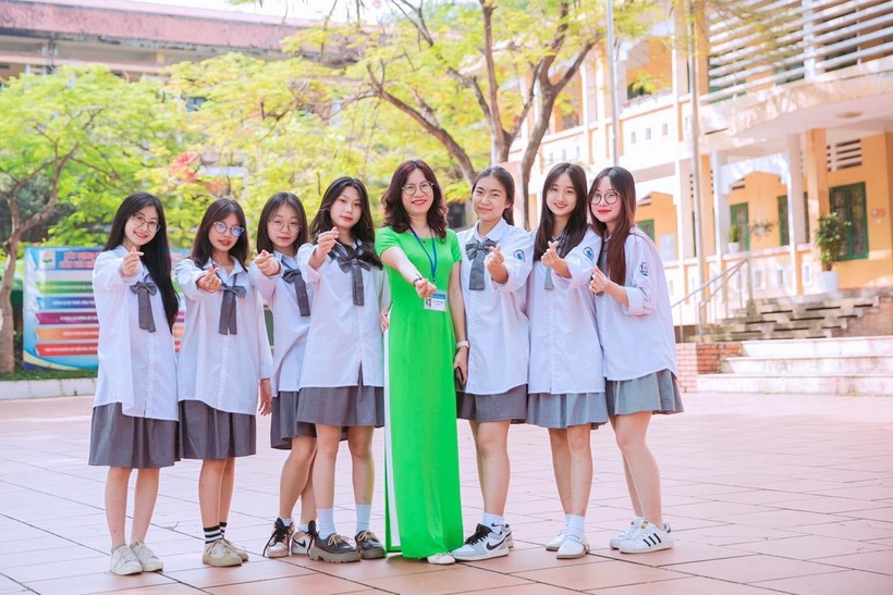 Nhà giáo Phan Thị Hằng Hải - Hiệu trưởng Trường THPT Kim Ngọc và các em học trò.