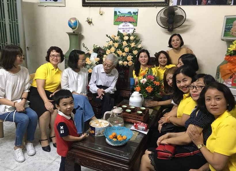 Lớp của cô Quỳnh Anh tới thăm thầy giáo cũ là NGƯT Đỗ Thanh Dương nhân dịp Ngày Nhà giáo Việt Nam 20/11.