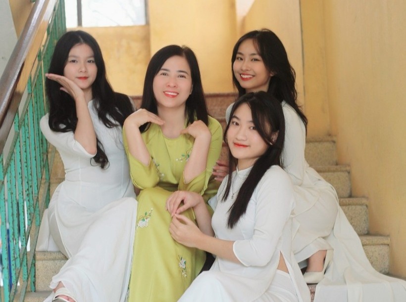 NGƯT Vũ Thị Quỳnh Anh và các em học trò tại Trường THPT Trần Hưng Đạo, tỉnh Nam Định.