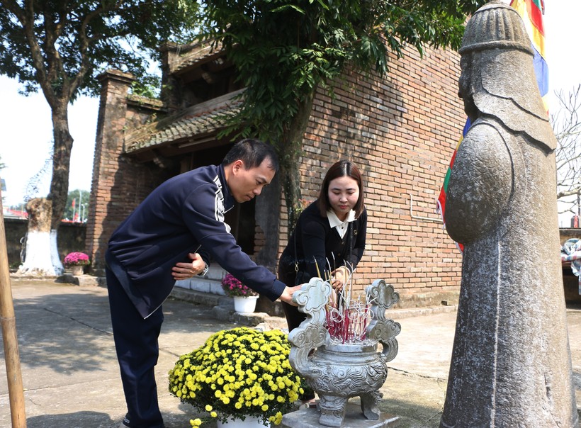 Vợ chồng anh Trần Trường Thao thường xuyên đến Đền Đá Phú Đa để cầu an.