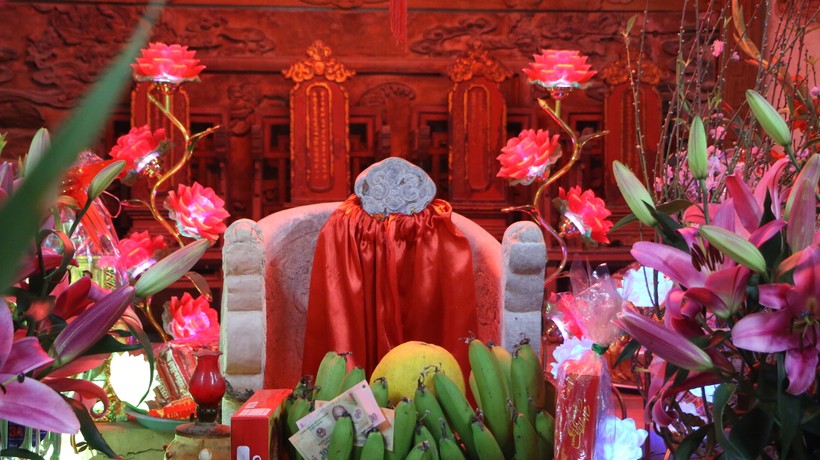 Trong hậu cung có 5 ngai thờ chia làm hai hàng, hàng đầu là ngai thờ bằng đá của cụ Nguyễn Danh Thường.