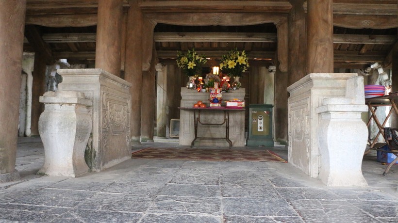 Gian đại bái ở Đền Phú Đa có nền và nhiều chi tiết làm bằng đá thể hiện sự tài hoa của nghệ nhân xưa.