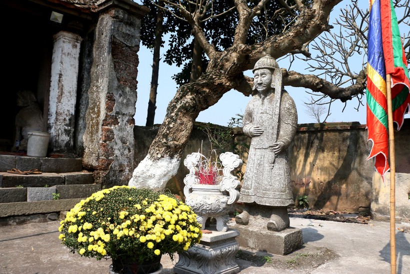 Một trong các pho tượng lính canh bằng đá đặt trong sân Đền Phú Đa. 