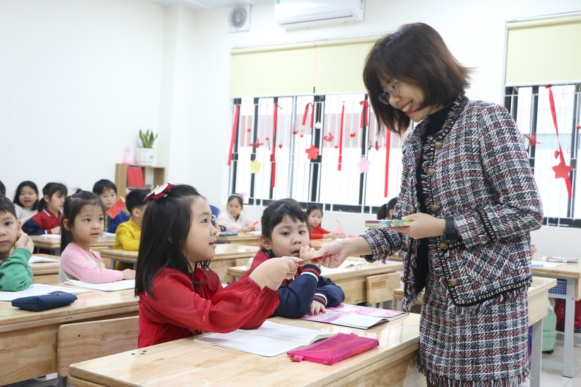 Cô trò lớp 1A4 Trường Tiểu học Đống Đa (Đống Đa, Hà Nội) trong tiết đầu tiên của năm mới Giáp Thìn 2024. 