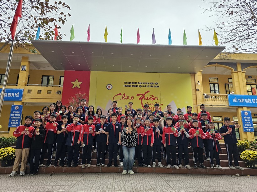 Học sinh Trường THCS Vân Canh (Hoài Đức, Hà Nội) háo hức trong buổi đầu tới trường sau Tết.