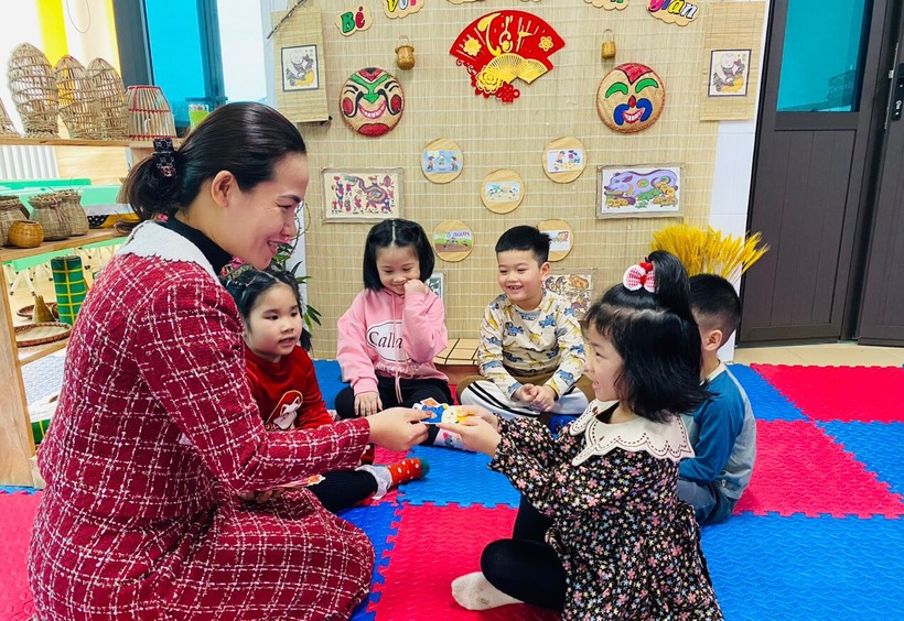 Trẻ tại Trường Mầm non Xuân Đỉnh B (Bắc Từ Liêm, Hà Nội) được cô giáo mừng tuổi trong buổi học đầu tiên sau kỳ nghỉ Tết Giáp Thìn 2024.